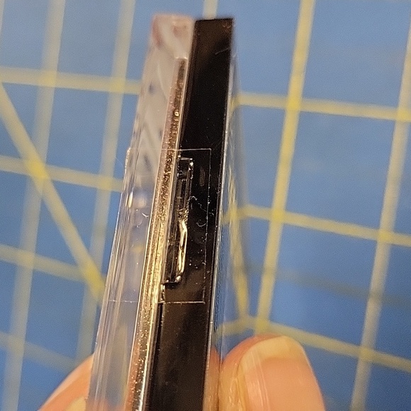 Makeup Revolution Vivid Shimmer Brick Bronze Kiss Palette 7g New Sealed - Picture 3 of 3